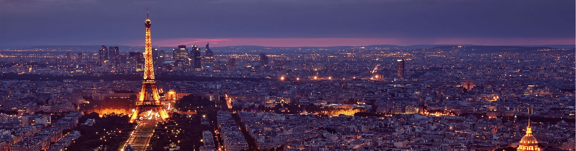 lit up Eiffel tower