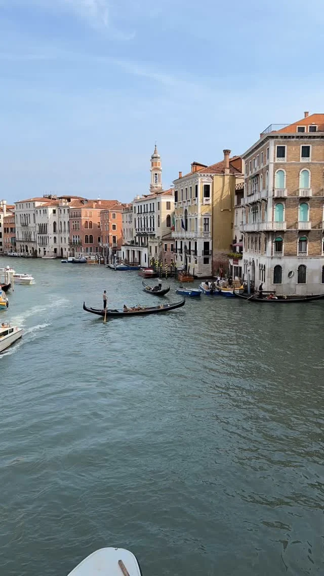 The “pace” of a gondola ride may not be to everyone’s liking…..but whether you’re riding or watching - it’s always fun! 
😉
.
.
#familytravels #multigenerationaltravel #adventuretravel #venicecanals #gondolaride #venicegondola #gondolier #familyadventure #travelplanners #italianexperience #onlyinvenice